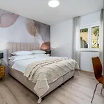 Atopos With Heated Private Pool, 5 Bedrooms, Cinema Room, Panoramic Sea Views 奥米什