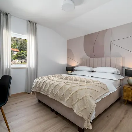 Atopos With Heated Private Pool, 5 Bedrooms, Cinema Room, Panoramic Sea Views Omiš